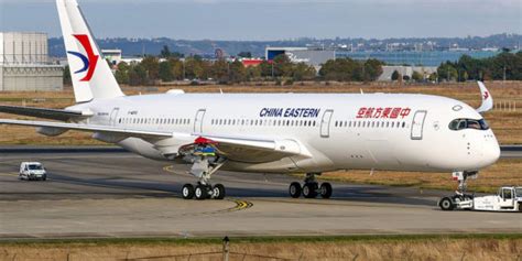 Un Boeing 737 con 132 pasajeros se estrella en China .